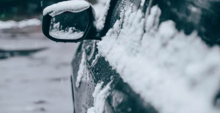 余姚冬天下雪雪景汽车冰霜雪花寒冷车窗结冰
