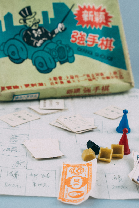 新颖强手棋盒装多人智力纸质玩具