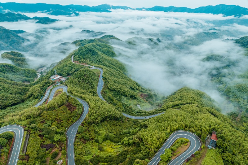 余姚大山里山间道路蜿蜒航拍俯瞰山路群山青山绿树雾