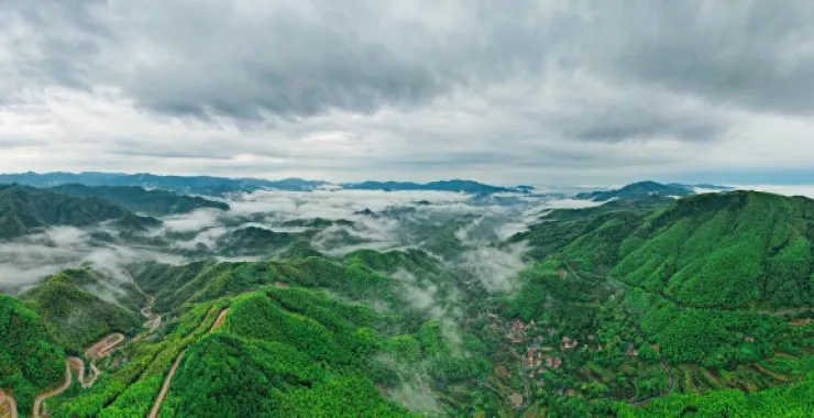 余姚大山里山间道路蜿蜒航拍俯瞰山路群山青山绿树