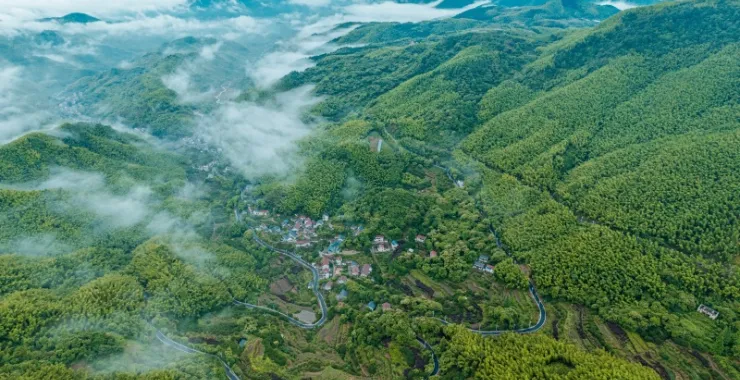 余姚大山里山间道路蜿蜒航拍俯瞰山路群山青山绿树村庄