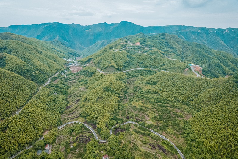 余姚大山里山间道路蜿蜒航拍俯瞰山路群山青山绿树