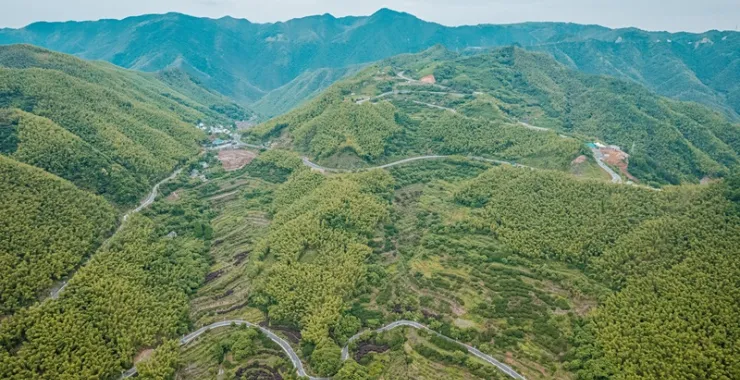 余姚大山里山间道路蜿蜒航拍俯瞰山路群山青山绿树
