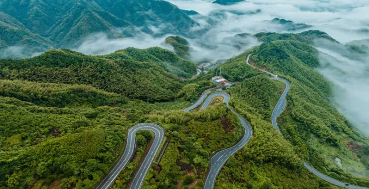 余姚大山里山间道路蜿蜒航拍俯瞰山路群山青山绿树