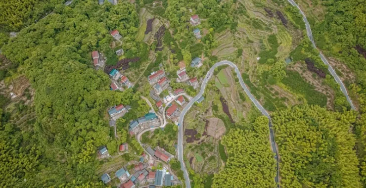 余姚大山里山间道路蜿蜒航拍俯瞰山路群山青山绿树村庄