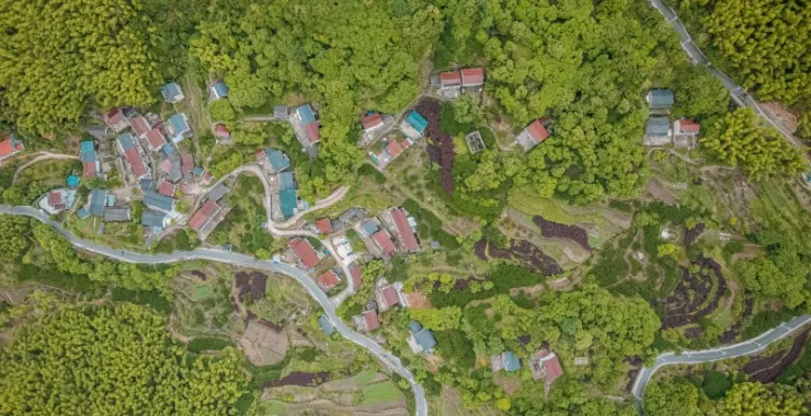余姚大山里山间道路蜿蜒航拍俯瞰山路群山青山绿树村庄