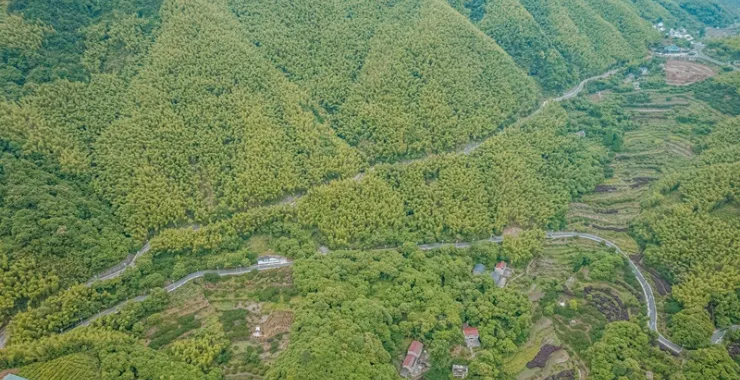 余姚大山里山间道路蜿蜒航拍俯瞰山路群山青山绿树