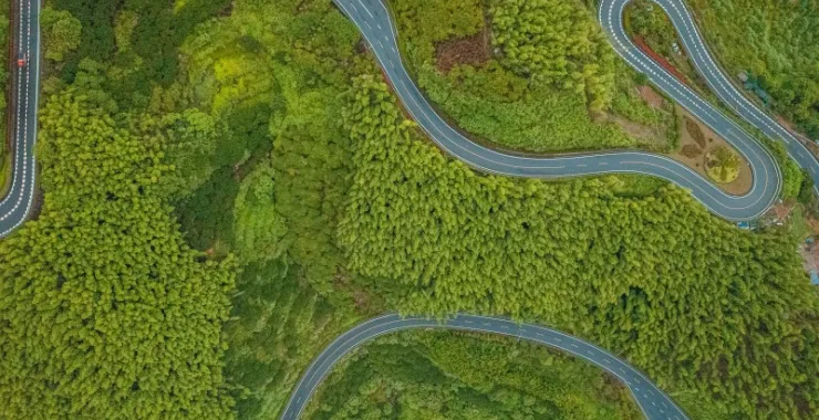 余姚大山里山间道路蜿蜒航拍俯瞰山路群山青山绿树