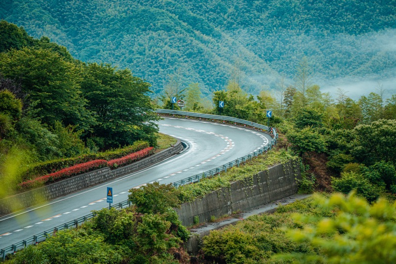 余姚大山里山间道路青山绿树
