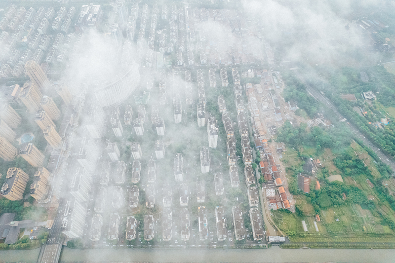 余姚大雾袭城云雾缭绕人间仙境姚城城区城市俯瞰全景航拍高楼小区建筑