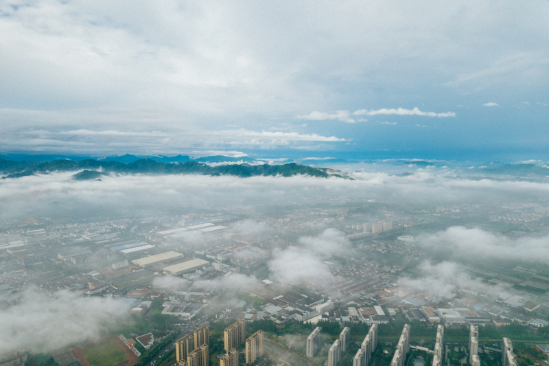 余姚大雾袭城云雾缭绕人间仙境姚城城区城市俯瞰全景航拍高楼小区建筑