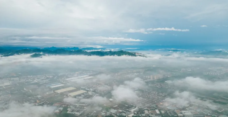 余姚大雾袭城云雾缭绕人间仙境姚城城区城市俯瞰全景航拍高楼小区建筑