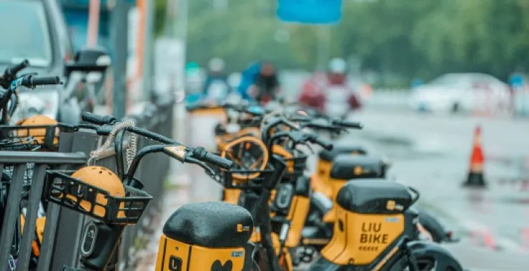 余姚万达雨天马路绿化公享电瓶车