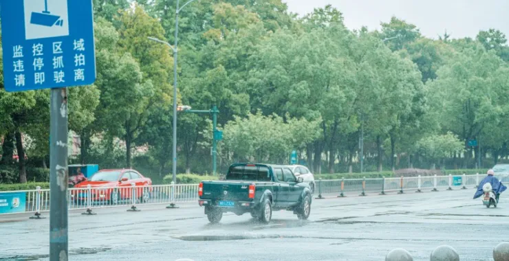 余姚万达雨天马路绿化汽车电瓶车