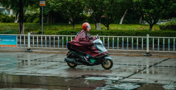 余姚万达雨天马路绿化电瓶车