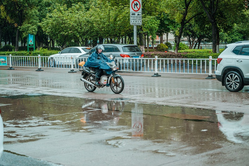 余姚万达雨天马路绿化摩托车汽车