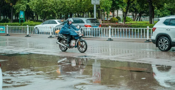 余姚万达雨天马路绿化摩托车汽车