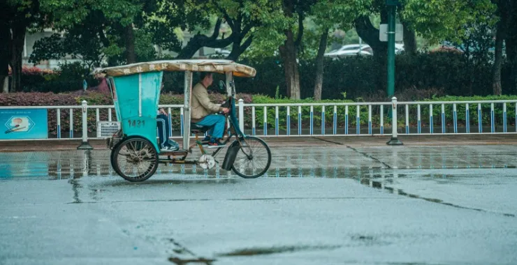 余姚万达雨天马路绿化人力黄包车三轮车