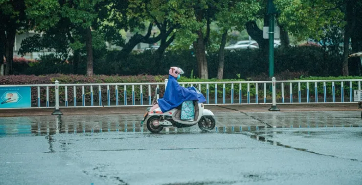 余姚万达雨天马路绿化电瓶车
