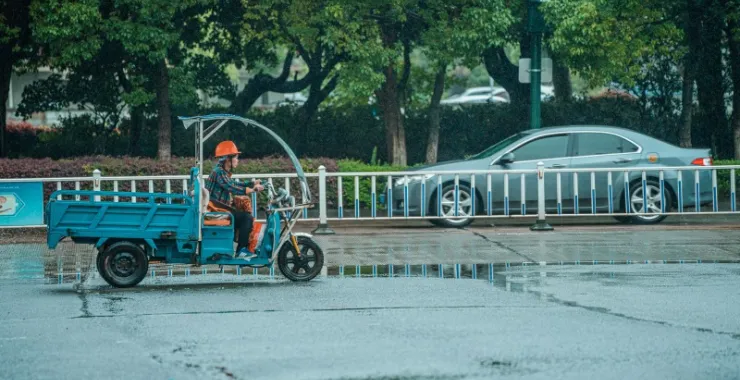 余姚万达雨天马路绿化汽车三轮车