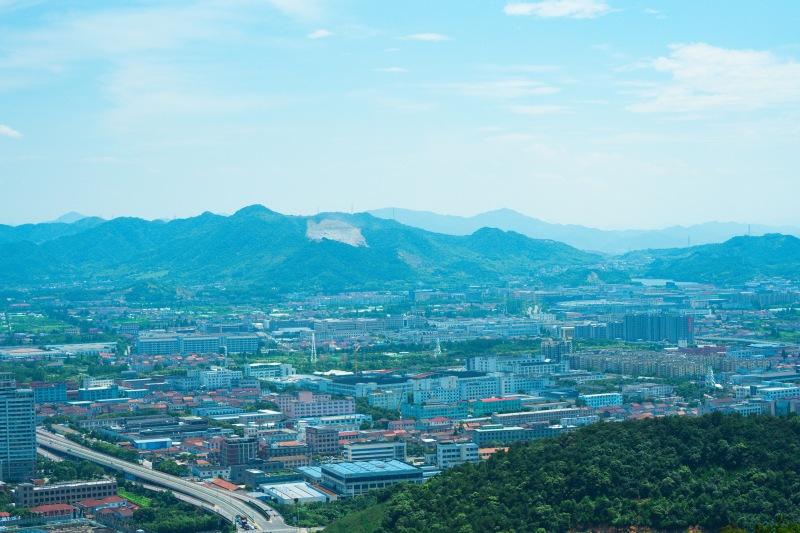 余姚城区全貌公路高楼建筑高空蓝天白云青山绿水俯瞰城市航拍全景