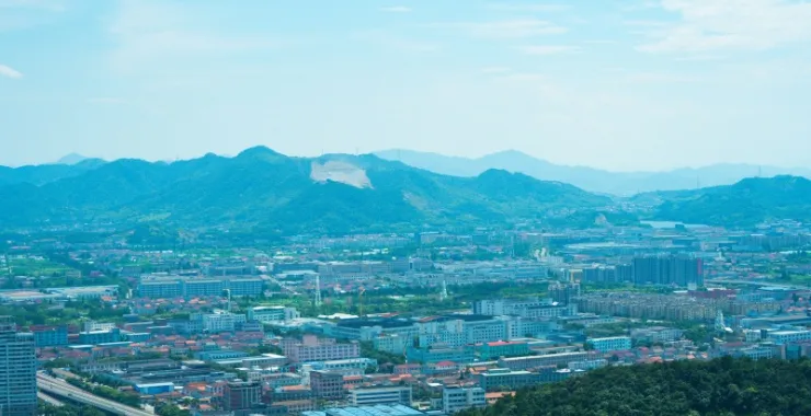 余姚城区全貌公路高楼建筑高空蓝天白云青山绿水俯瞰城市航拍全景