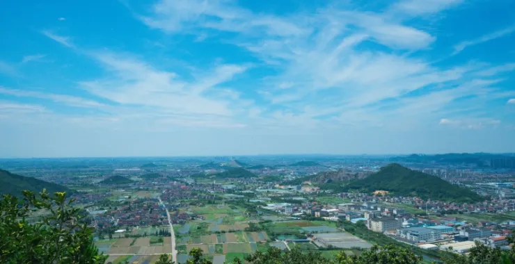 田地余姚城区全貌公路高楼建筑高空蓝天白云青山绿水俯瞰城市航拍全景