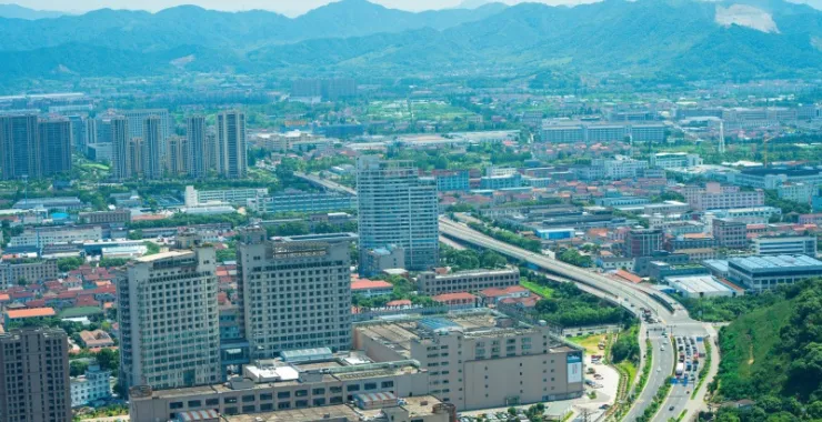 余姚城区全貌公路高楼建筑高空蓝天白云青山绿水俯瞰城市航拍全景