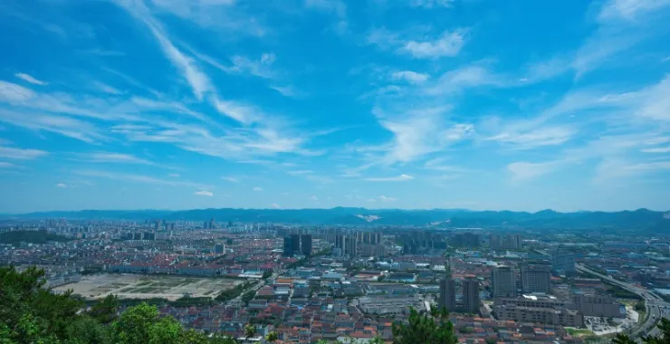 余姚城区全貌公路高楼建筑高空蓝天白云青山绿水俯瞰城市航拍全景