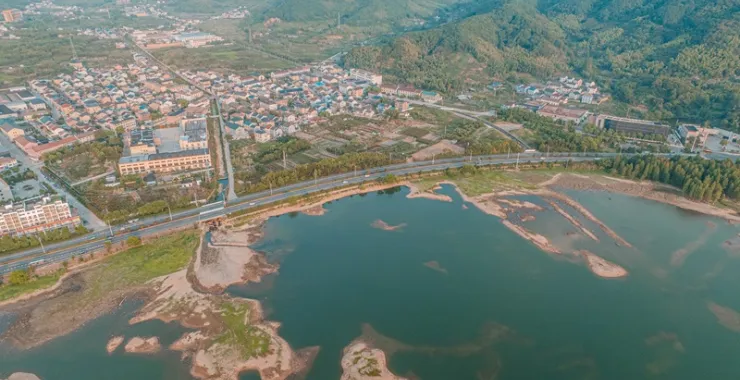 余姚四明湖干旱少雨水四明山网红地打卡俯瞰航拍水杉林