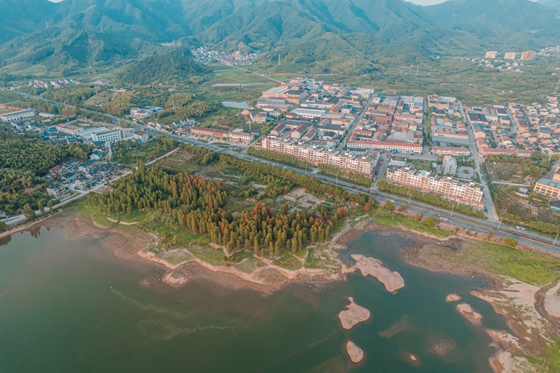 余姚四明湖干旱少雨水四明山网红地打卡俯瞰航拍水杉林