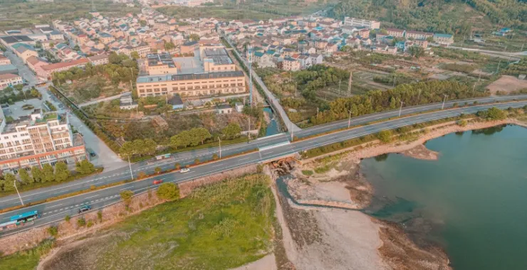 余姚四明湖干旱少雨水四明山网红地打卡俯瞰航拍水杉林