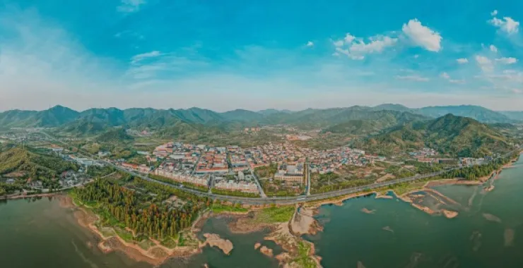 余姚四明湖干旱少雨水四明山网红地打卡俯瞰航拍水杉林全景