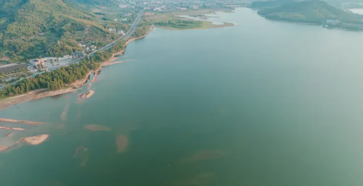 余姚四明湖干旱少雨水四明山网红地打卡俯瞰航拍水杉林