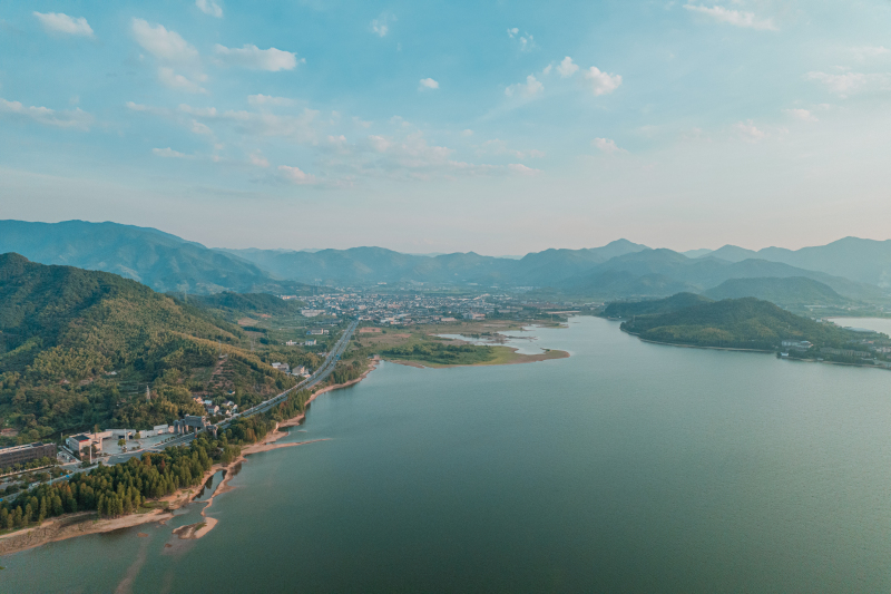 余姚四明湖干旱少雨水四明山网红地打卡俯瞰航拍水杉林