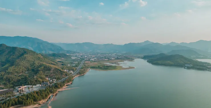 余姚四明湖干旱少雨水四明山网红地打卡俯瞰航拍水杉林