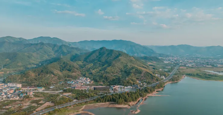 余姚四明湖干旱少雨水四明山网红地打卡俯瞰航拍水杉林