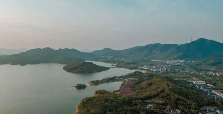 余姚四明湖四明山网红地打卡俯瞰航拍农村群山水杉林