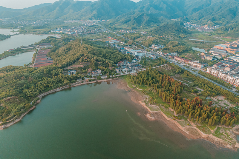 余姚余姚四明湖四明山网红地打卡俯瞰航拍农村群山水杉林