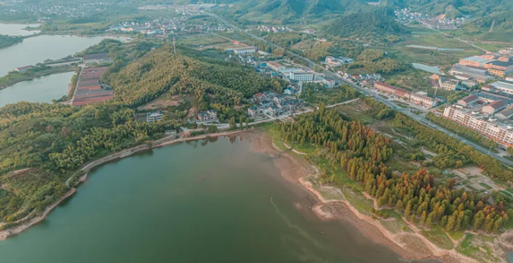 余姚余姚四明湖四明山网红地打卡俯瞰航拍农村群山水杉林