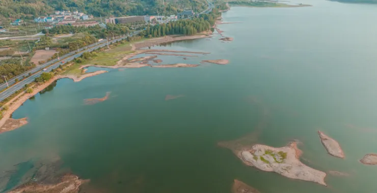 余姚四明湖干旱少雨水四明山网红地打卡俯瞰航拍水杉林