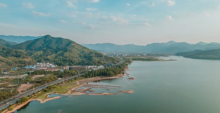 余姚四明湖干旱少雨水四明山网红地打卡俯瞰航拍水杉林