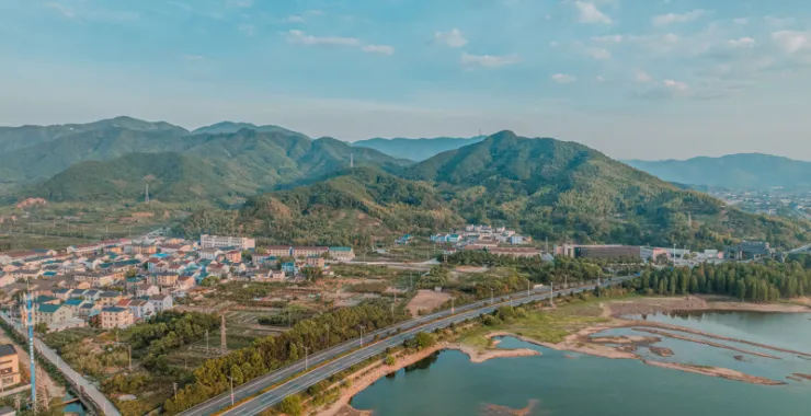 余姚四明湖干旱少雨水四明山网红地打卡俯瞰航拍水杉林