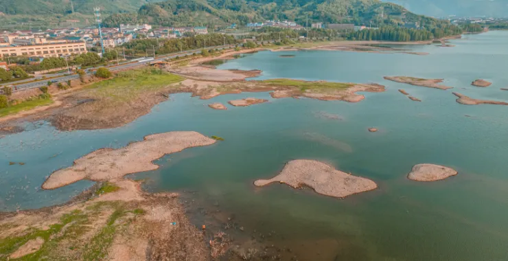 余姚四明湖干旱少雨水四明山网红地打卡俯瞰航拍水杉林