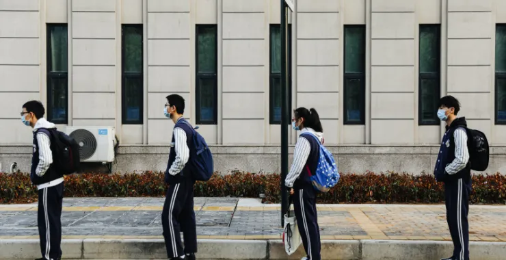 余姚疫情后开学学生戴口罩排队测温上学