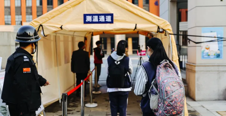 余姚疫情后开学学生戴口罩排队测温上学背影