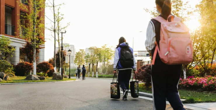余姚疫情后开学学生戴口罩排队测温上学背影