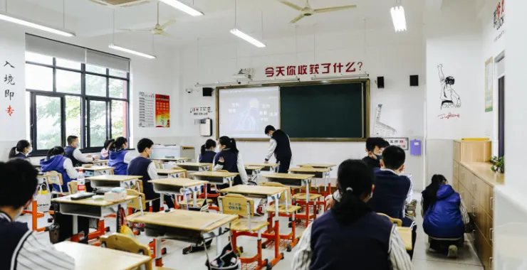 余姚学校疫情后开学学生戴口罩排队测温上学教室背影