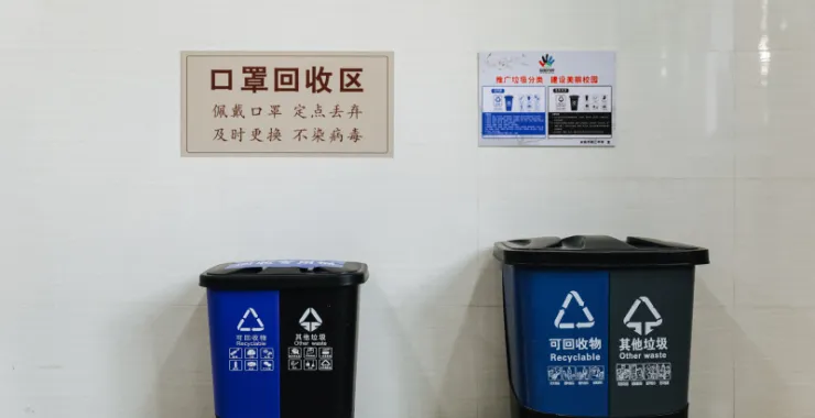 余姚疫情后学生开学口罩回收区垃圾桶