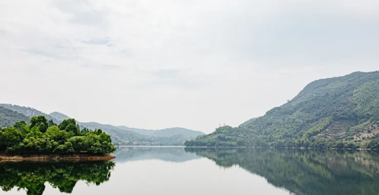 余姚三七市水库蓝天青山绿水倒影